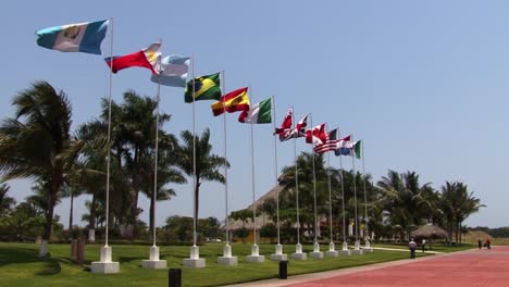 Flaggen-Verschiedener-Nationen-Im-Wind-Am-Kreuzfahrtterminal-Puerto-Chiapas,-Mexiko