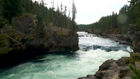 The-Grand-Yellowstone-River-flows-through-the-canyons-above-the-upper-waterfall-in-the-National-Park