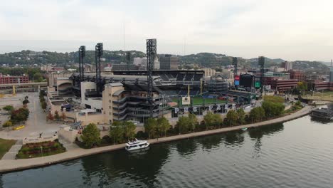 Enfoque-Aéreo-Hacia-El-Parque-Pnc,-Hogar-De-Los-Piratas-De-Pittsburgh,-Bote-En-El-Río-Allegheny,-Diamante-De-Béisbol-Y-Campo-De-Césped-Visible