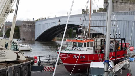 Maquinaria-De-Vehículo-De-Grúa-Hidráulica-Que-Levanta-El-Barco-De-Pesca-En-El-Puerto-De-Gales-Conwy