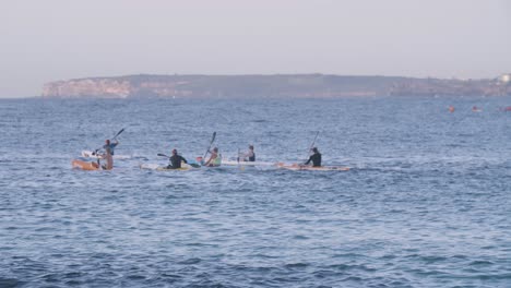 Gente-Haciendo-Kayak-Rápido-Y-Con-Velocidad-Durante-La-Carrera-Oceánica-Acuática-En-Australia