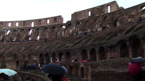 Turistas-Visitando-Las-Tribunas-Del-Coliseo,-Roma,-Italia