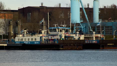 Ferry-Amsterdam-Atraque-En-Parque-Industrial---Cerrar