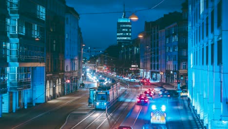 Zeitraffer-Des-Abendlichen-Berufsverkehrs-In-Der-Münchner-Innenstadt