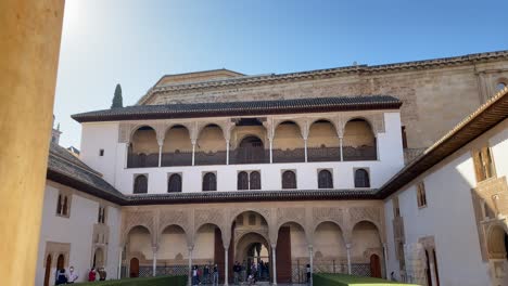 Tiro-Inclinado-Hacia-Abajo-Del-Patio-De-Los-Arrayanes-O-Patio-De-Los-Arrayanes-En-La-Alhambra,-España