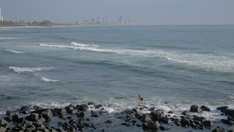 Surfer-At-Burleigh-Heads-Rock-Pools---Ocean-Waves-In-Summer---Gold-Coast,-QLD,-Australia