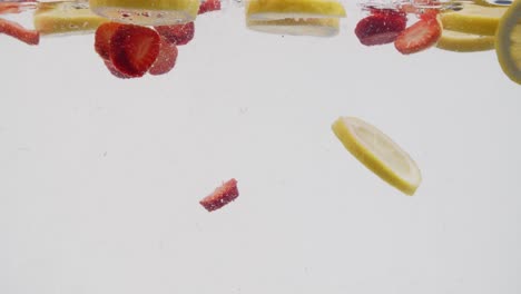 Erdbeer--Und-Zitronenscheiben-Im-Wasser-Zerschneiden