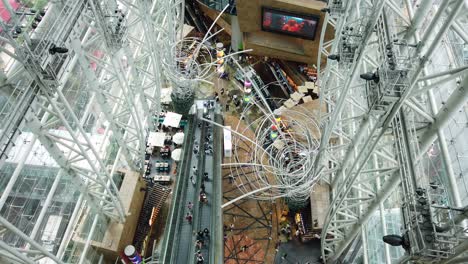 People-using-an-escalator-in-Hong-Kong-Langham-place,-a-unique-commercial-and-shopping-complex-in-Kowloon-area