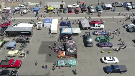 Vista-Aérea-De-Autos-Estacionados-En-La-Autopista-Bandimere