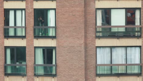 Mujer-Teletrabajadora-Tomando-Un-Descanso-Deportivo-En-El-Entrenador-En-Casa-En-El-Apartamento-Durante-El-Teletrabajo