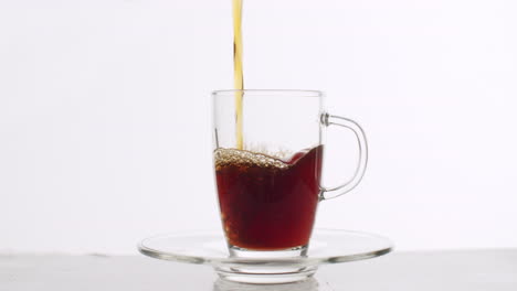 Kleines-Glas,-Das-Von-Oben-Mit-Tee-Kaffee-Gefüllt-Wird