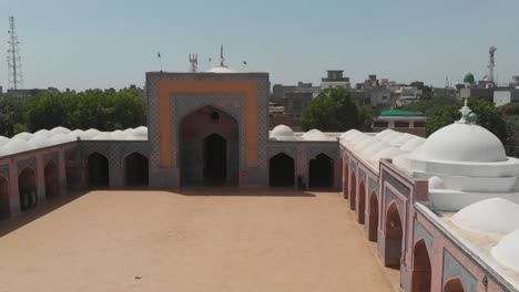 Aerial-Dolly-Back-Over-Courtyard-Of-Shah-Jahan-Mosque-In-Thatta,-Pakistan