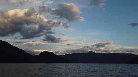 Lago-Puelo-Al-Anochecer,-Chubut,-Patagonia,-Argentina,-Tiro-Amplio-Empujar-Hacia-Adelante-Pov