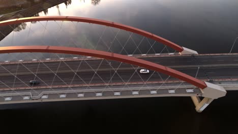 Drohnenschuss-Folgte-Dem-Verkehr-über-Den-Mississippi-River-An-Der-Hastings-Bridge