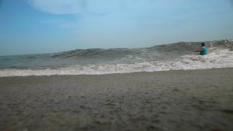 Women-in-waves-on-shoreline-in-Delaware-beach-in-summer,-Slow-Motion