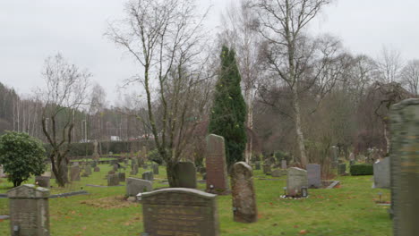 Cementerio-Y-Lápidas-En-Estocolmo-Durante-Halloween,-Vista-Amplia-Rodante