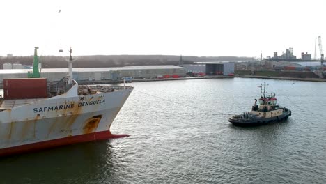 Schlepper-Führt-Altes-Und-Rostiges-Containerschiff-Aus-Dem-Hafen-Von-Antwerpen