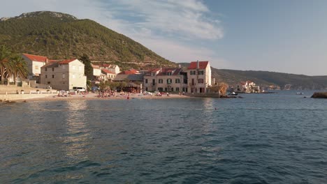 Ein-Beliebter-Strand-In-Komiza-Kurz-Vor-Sonnenuntergang-Auf-Der-Insel-Vis-In-Kroatien