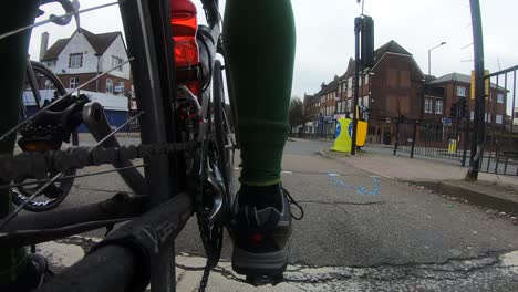 Low-Angle-Pov-Zeitsprung-Vom-Hinterrad-Eines-Radfahrers,-Der-Sich-Der-Ampel-In-London-Nähert