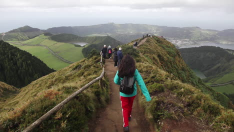 Chica-Hiper-Tomboy-Viajando-A-La-Isla-De-Azores