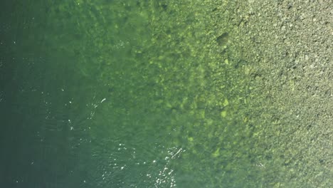 Blick-Direkt-Auf-Einen-Plätschernden-Fluss-Mit-Grünen-Und-Hellen-Farben