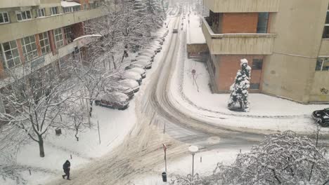 Autoverkehr-Und-Fußgänger-Auf-Verschneiten-Straßen-In-Miercurea-Ciuc-In-Rumänien