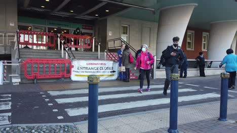 People-wearing-masks-walk-in-and-out-of-London-Hospital-in-Pandemic