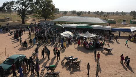 Menschen-Im-Dorf-Dawako-Im-Nigerianischen-Bundesstaat-Kebi-Versammeln-Sich-Als-Gemeinschaft-–-Luftaufnahme