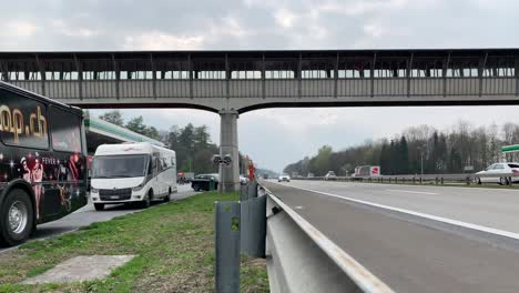 Un-Puente-Peatonal-Sobre-Una-Autopista-Muy-Rápida-En-Algún-Lugar-Del-Sur-De-Alemania-En-Una-Tarde-De-Invierno