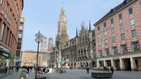 Der-Marienplatz-In-München,-Deutschland,-Ist-Einer-Der-Berühmtesten-Innenstadtplätze-Europas