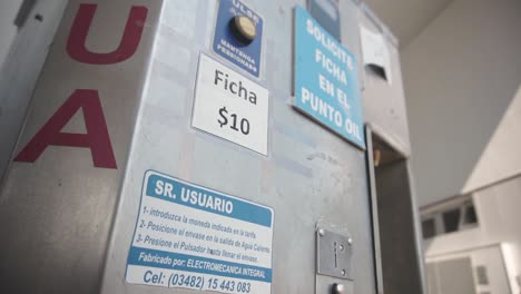 Cerca-De-Una-Máquina-Expendedora-De-Agua-Caliente-Para-Mate,-Argentina