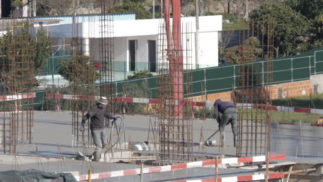 Männlicher-Portugiesischer-Bauarbeiter-Auf-Dem-Dach-Eines-Wohngebietsgebäudes-An-Einem-Sonnigen-Tag-Im-Dezember-In-Portugal