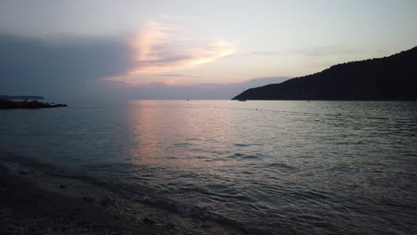 Blick-Auf-Einen-Leeren-Strand-Bei-Sonnenuntergang-In-Der-Stadt-Komiza-Auf-Der-Insel-Vis-In-Kroatien