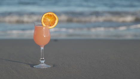 Frisches-Orangencocktailgetränk-Für-Den-Sommerurlaub-Am-Meeresstrand
