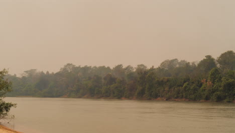 Schwenken-Sie-Den-Rauchlandschaftsfluss-In-Brasilien-Während-Waldbränden