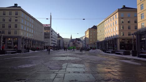 Im-Stadtzentrum-Von-Bergen,-Torgallmenningen,-Folgte-Soziale-Distanzierung-–-Aufgrund-Der-Covid-Pandemie-Nur-Wenige-Menschen