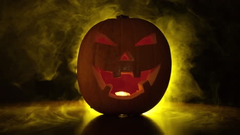 Halloween-Sonriendo-Escalofriante-Calabaza-Amarillo-Fondo-Niebla-Niebla-Humo