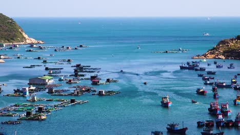 Panorama-Der-Bucht-Von-Vinh-Hy,-Vietnam,-überfüllt-Von-Vor-Anker-Liegenden-Schiffen-Und-Fischfarmen
