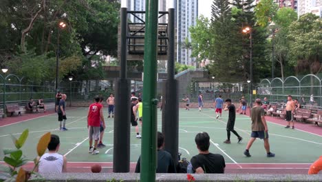 Menschen-Versammeln-Sich-Und-Treiben-Sport-Auf-Einem-Basketballplatz,-Da-Die-Abstandsregeln-Teilweise-Aufgehoben-Wurden-Und-Die-Bürger-In-Hongkong-Outdoor-Aktivitäten-Genießen-Können