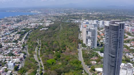 Aerial-forward-over-Avenida-Anacaona-and-coast,-Santo-Domingo-city