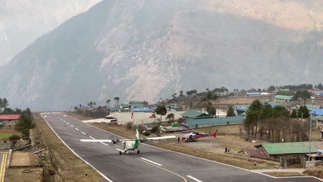 Lukla,-Nepal---9.-März-2021:-Ein-Flugzeug-Verlässt-Den-Flughafen-Lukla-Im-Himalaya-Gebirge-Von-Nepal