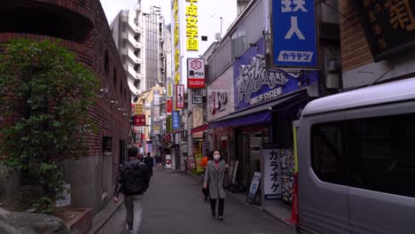 POV-Spaziergang-Durch-Die-Hinterstraße-Von-Shibuya-Mit-Menschen,-Die-Gesichtsmasken-Tragen