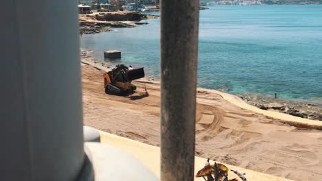 Bulldozer-Fügt-Noch-Mehr-Sand-In-Die-Bucht