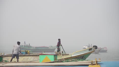 Arbeiter-Aus-Bangladesch-Arbeiten-Im-Winter-Auf-Einem-Sandtrawler-Mit-Festmacherseilen