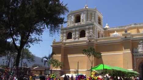 La-Iglesia-De-La-Merced,-La-Iglesia-Amarilla-Barroca,-En-Antigua,-Guatemala