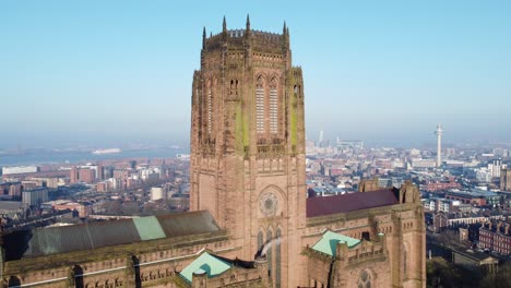 Liverpool-Anglikanische-Kathedrale,-Historisches-Wahrzeichen,-Luftaufnahme,-Gebäude,-Skyline-Der-Stadt,-Linke-Umlaufbahn