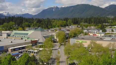 Aufsteigende-Luftaufnahme-Des-Grouse-Mountain-Im-Norden-Von-Vancouver,-Britisch-Kolumbien