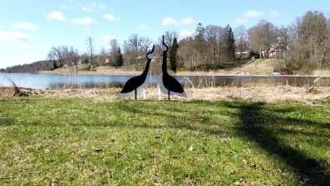 Vogelkunst-Aus-Holz-An-Einem-Sonnigen-Tag-Neben-Dem-See,-Schloss-Grafsnas,-Schweden,-Weitwinkelaufnahme