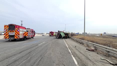 Feuerwehr-Von-Toronto-Am-Unfallort-Eines-Schweren-Unfalls-Mit-Einem-Sattelschlepper-Auf-Der-Autobahn