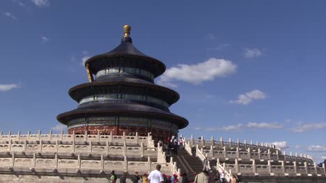 Turistas-Que-Visitan-La-Sala-De-Oración-Por-Las-Buenas-Cosechas,-Templo-Del-Cielo,-Beijing,-China